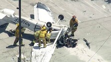 VIDEO: Lietadlo sa zachytilo o elektrické vedenie a zrútilo sa na parkovisko. Nešťastie v Los Angeles zachytila kamera