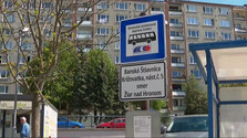 Cestujúci sa autobusom z Banskej Štiavnice do Bratislavy bez prestupov už nedostanú, pozastavili jedinú priamu linku