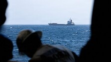Iránske rakety zasiahli neďaleko Hormuzského prielivu americkú loď, Teherán pred útokmi varoval