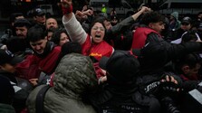 Plyn proti demonštrantom a pochody proti vojne: Pri príležitosti Sviatku práce sa konajú vo viacerých štátoch protesty