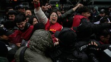 Plyn proti demonštrantom a pochody proti vojne: Pri príležitosti Sviatku práce sa konajú vo viacerých štátoch protesty
