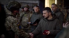 Podmienky pre ukrajinských vojakov by sa mali zmeniť. Zelenskyj im prisľúbil vyššie platy aj postupné prepúšťanie