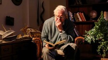 Príroda ho zaujímala od detstva, vyštudoval Cambridge, šéfoval v BBC, propaguje ekológiu. David Attenborough oslavuje sto rokov