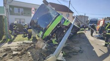 V Dobrej Nive sa prevrátil autobus so 16 cestujúcimi. Pri nehode sa zranilo viacero ľudí