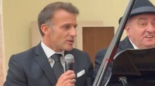 VIDEO: Emmanuel Macron v Jerevane zaspieval šansón, na bicích ho sprevádzal premiér Arménska