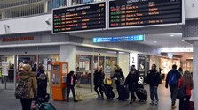 Cestujúci by privítali automaty na lístky priamo vo vlakoch, na staniciach sa ich možno dočkajú