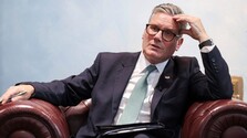 Politické zmeny po britských komunálnych voľbách: Odstúpila prvá členka vlády, Starmer zostáva vo funkcii