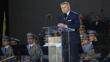 Prejavy na oslavách výročia ukončenia vojny predniesli najvyšší ústavní činitelia. Premiér vyhlásil, že sloboda prišla z východu