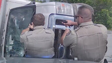 VIDEO: Vodič nákladiaku v USA unikal pred policajtmi, lebo si myslel, že idú po ňom. Zastavili ho špeciálnym manévrom