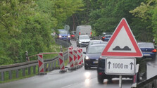 Hlavný ťah z hornej Nitry na Trenčín je v zlom technickom stave, zosunutá krajina komplikuje dopravu ešte viac