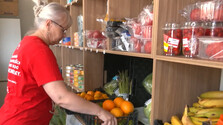 Kým Slováci bojujú s chudobou, v koši končia státisíce ton jedla. Nový projekt chce potraviny dostať k ľuďom v núdzi