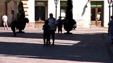 V mestách na východe Slovenska žobrú desiatky detí, komisár pre deti chce zakročiť