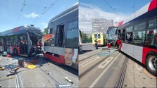 V Prahe sa čelne zrazil autobus s električkou. Zranenia utrpelo 15 ľudí, aktivovali traumaplán