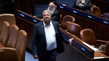 Zábery ponižovaných aktivistov  vyvolali pobúrenie. Izraelský minister čelí kritike za zaobchádzanie so zadržanými