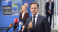 Európske krajiny budú ďalej postupne posilňovať svoju pozíciu v NATO, vyhlásil Rutte. Úloha USA však zostáva kľúčová