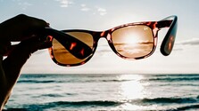 Čím tmavšie, tým lepšie? Kvalitný UV filter môže byť aj v čírych sklách okuliarov, upozornila optometristka