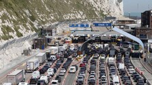 Nový systém pasových kontrol spôsobil na hraničných prechodoch chaos. Problém hlásia viaceré krajiny