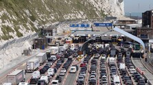 Nový systém pasových kontrol spôsobil na hraničných prechodoch chaos. Problém hlásia viaceré krajiny