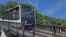 Po dvoch rokoch sa turisti opäť dostanú lanovkou na Petřín. Praha odhalila jej nový dizajn