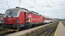 Počet prejazdov vlakov na červenú rastie, telové kamery podľa rušňovodičov problém nevyriešia