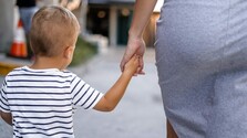 Rezort práce si chce posvietiť na fiktívne náhradné starostlivosti, pripravuje balík zákonov