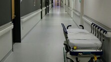 Človek s príznakmi eboly skončil v izolácii v Rakúsku, prevezú ho do Viedne