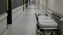 Človek s príznakmi eboly skončil v izolácii v Rakúsku, prevezú ho do Viedne