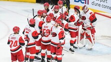 Montreal so Slafkovským krok od vyradenia: Carolina hladkou výhrou zvýšila vedenie v sérii a priblížila sa k finále NHL
