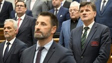 Schôdza NR SR priniesla hneď v úvode ostré spory a incidenty. T. Gašpar vykázal A. Hlinu zo sály pre nášivku na saku