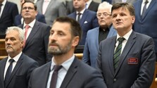 Schôdza NR SR priniesla hneď v úvode ostré spory a incidenty. T. Gašpar vykázal A. Hlinu zo sály pre nášivku na saku