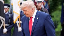Zaspávanie na zasadaniach vlády, opuchnuté členky a modriny: Špekulácie o Trumpovom zdraví sa množia, píše Washington Post