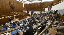 M. Dubéci označil dianie v parlamente za smutnú vizitku. Podľa politológa vládna koalícia rezignovala