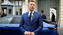 Magyar plánuje zoškrtať platy verejných činiteľov. Koniec plytvaniu štátnych peňazí, odkazuje