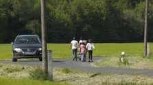Na vyučovanie chodia kilometre pešo popri frekventovanej ceste. Škola v Podolínci chce pre detí z osád kúpiť auto