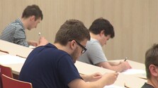 Talentovaní študenti čakajú na sľúbené štipendiá už mesiace. Rezort školstva vysvetľuje meškanie zmenou financovania