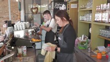 Vidina rýchleho zárobku a práca v zahraničí stále láka Slovákov. Odborníci varujú pred pochybnými agentúrami