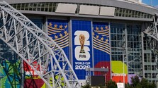 FIFA mení pravidlá na poslednú chvíľu: Fanúšikom zakázala priniesť si na štadión fľašu s vodou