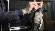 Na český hrad Bečov sa vrátil tekutý poklad: Vyše 100-ročné víno reštaurovali špeciálnym procesom