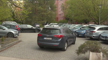 Obyvatelia trnavských sídlisk majú problém zaparkovať. Miesta na mestskom pozemku zadarmo používa súkromná firma