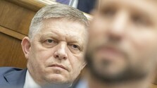 Smer sa doťahuje na PS, ktoré je stále tesne prvé, vyplýva to z májového prieskumu AKO