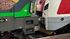 Hasiči zasahujú pri zrážke dvoch vlakov v Krpeľanoch, stav cestujúcich preverujú