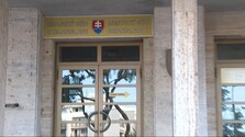 Ľudia, ktorí neprídu pred súd, už proces neprehrajú automaticky. Opozícia hovorí, že novela vznikla kvôli Šutajovi Eštokovi