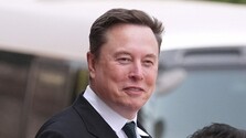 Majetok Elona Muska smeruje k hodnote viac ako bilión dolárov. Mohol by sa stať prvým dolárovým bilionárom na svete