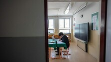 Obdobie maturít a štátnic sa blíži ku koncu. Aké povinnosti majú absolventi škôl na úradoch?