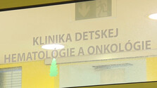 Rakovinu prežije viac ako 80 percent detí. Rodiny často bojujú o peniaze na liečbu, rezort sľubuje koniec zbierok