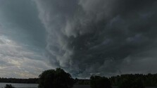 Búrky, vietor aj krúpy zasiahnu väčšinu Slovenska, meteorológovia vydali výstrahy