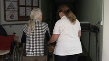 Opatrovateľský príspevok stúpne, vláda schválila zvýšenie dávok