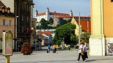 Počet Slovákov odchádzajúcich do zahraničia dlhodobo klesá, tvrdí rezort financií