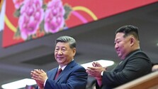 Si Ťin-pching navštívil Severnú Kóreu. Podľa portálu Asia Times išiel tamojšiemu režimu pripomenúť, kto ho dekády živí