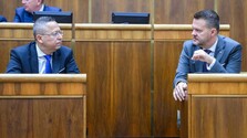 Zoznam členov vlády, ktorých chce opozícia odvolávať, sa rozširuje. Koalícia naznačila riešenie